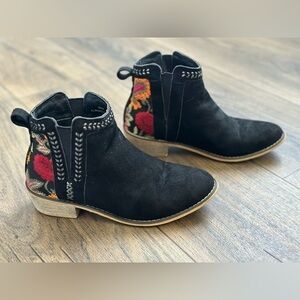 Tiara Topa Black Faux Suede Multi Floral Embroidered Ankle Boots-Women’s Size 7